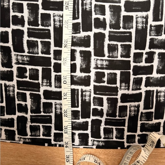 3/$30 - Willow & Thread Chic Black and White Patterned Dress with pockets - Picture 4 of 7